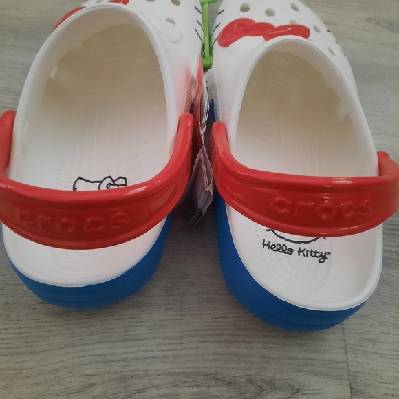 CROCS x Hello Kitty Shoes - Picture 4 of 5